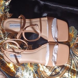 Steve Madden Lange Camel Patent leather Sandles. Size 12
